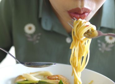 Mangiare carboidrati a cena: fa davvero male?