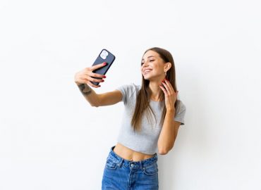 Postare ossessivamente selfie: può essere sintomo di un disturbo?