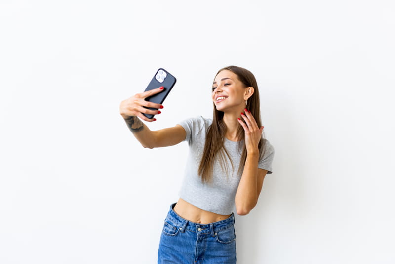 Postare ossessivamente selfie: può essere sintomo di un disturbo?