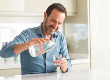 Calcoli renali e idratazione: il legame tra l'acqua che beviamo e la salute dei reni