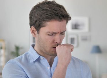 Come riconoscere e trattare la tosse cronica: i consigli dello pneumologo