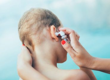 Orecchio del nuotatore: sintomi, cause e trattamenti