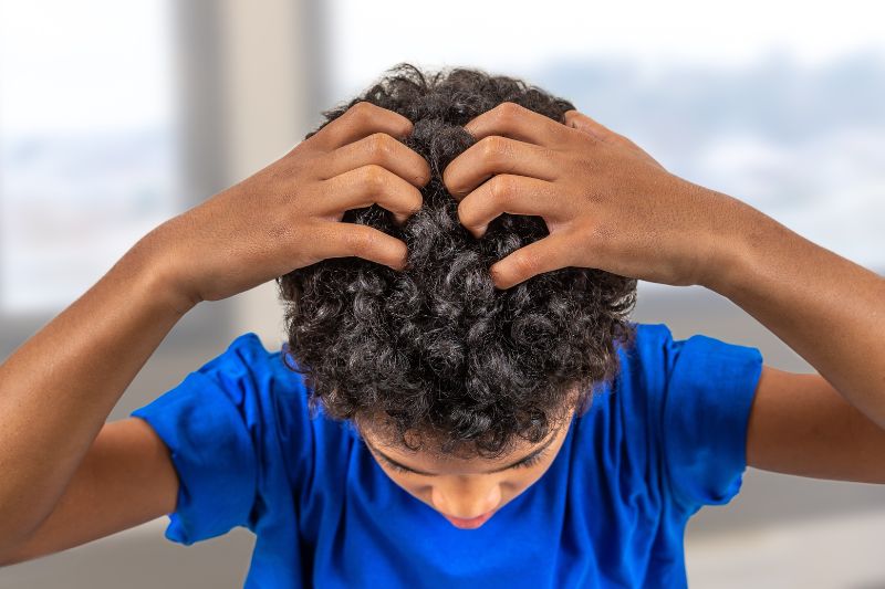 Croste in testa: cause, rimedi e quando preoccuparsi