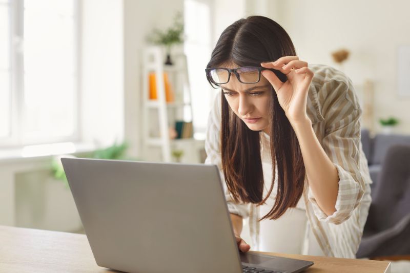 Miopia in crescita tra i giovani: cosa sta accadendo e come prevenirla